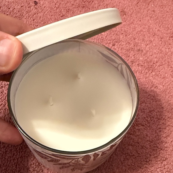 New White Barn Vacation Villa Soy Wax Candle - Lavender and Cream - Picture 3 of 4